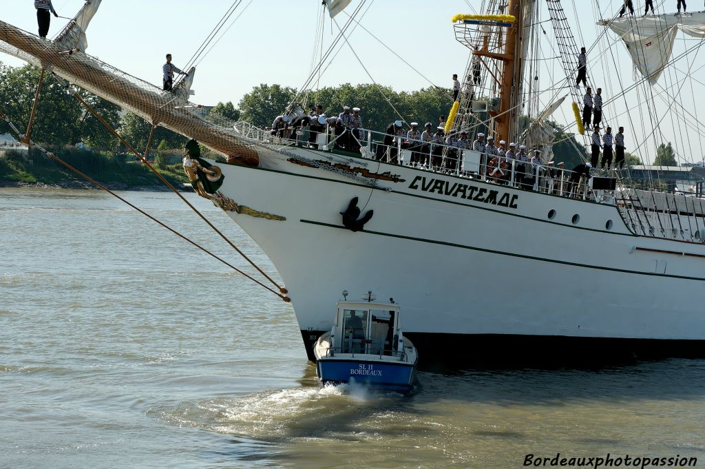 Une petite poussette pour remettre la proue du navire dans l'axe du fleuve.