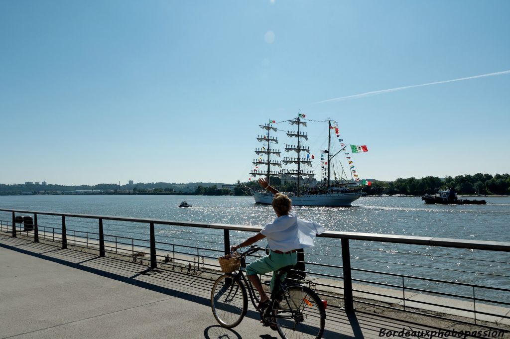 Il fallait être équipé d'un vélo pour accompagner le Cuauhtémoc jusqu'au bout des quais.