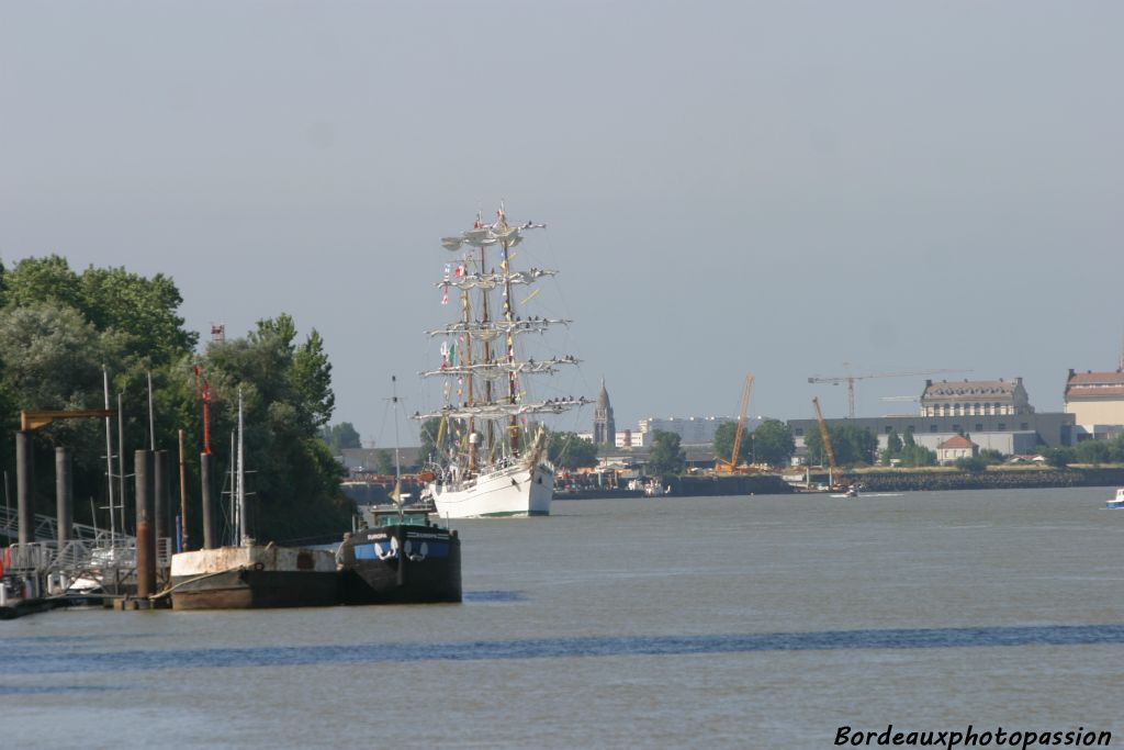 Le navire n'est plus visible depuis les quais bordelais, il a passé le méandre et se retrouve près du pont d'Aquitaine. Au loin l'église Sainte-Marie de la Bastide semble le surveiller. (Cette photo et les suivantes sont de Jean-Louis Camin)