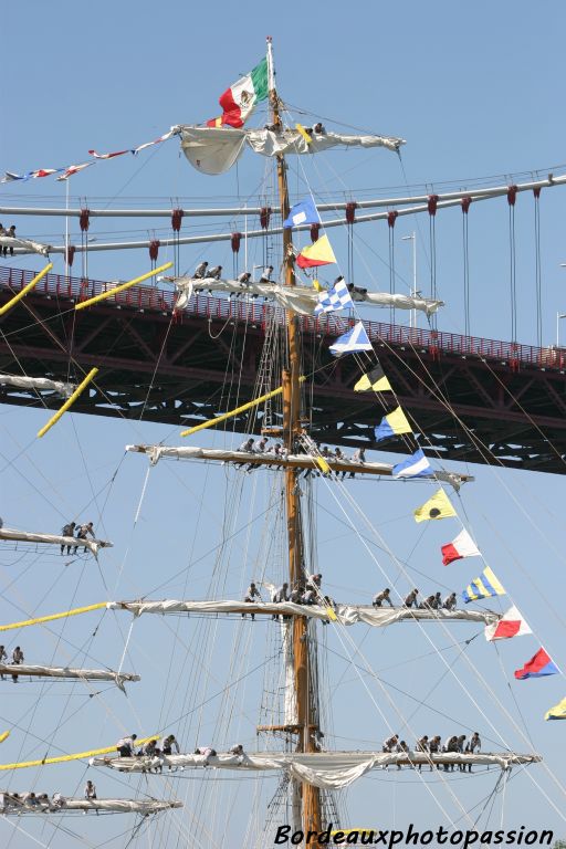 Les marins ont l'air de plier soigneusement la voilure. Il est vrai qu'il n'en auront pas besoin tout au long de l'estuaire de la Gironde.