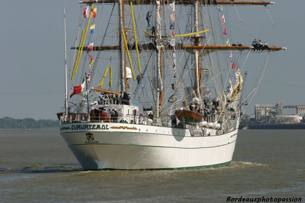 On voudrait souhaiter "bon vent" au navire mexicain. Mais pour cela il faudrait qu'il mette les voiles. Heureux les privilégiés qui peuvent le voir avec ses plus beaux atours en pleine mer.