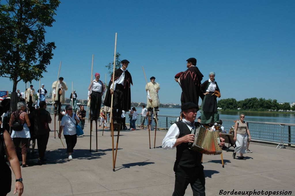Il fait très chaud le samedi après-midi sur les quais de la Garonne. Pourtant le groupe folkorique Essor de Mont de Marsan va se produire vêtu des traditionnelles tenues landaises loin d'être légères.