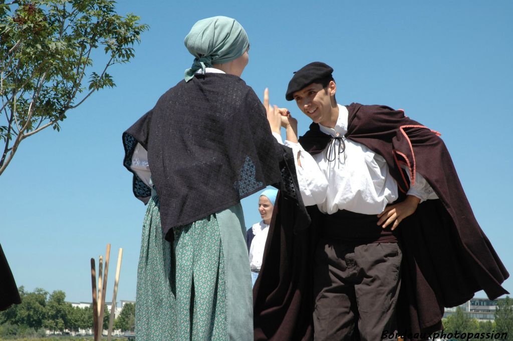 Une danse traditionnelle landaise interprétée avec beaucoup de malice.
