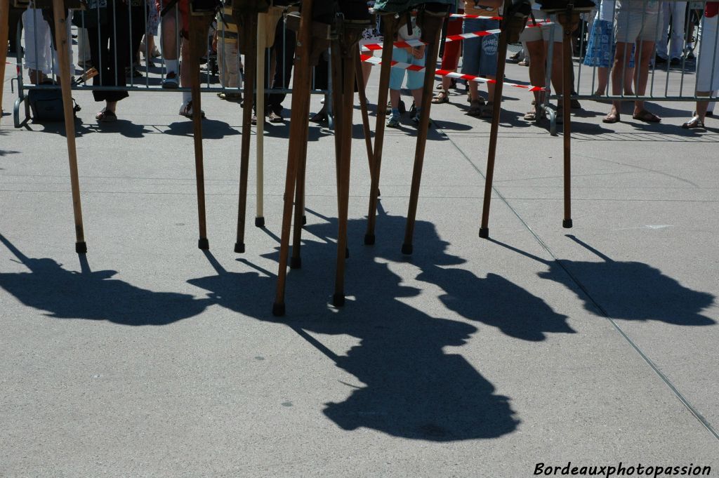 Leurs ancêtres ne se produisaient pas sur le béton des quais bordelais mais bien dans la lande moins hospitalière. Il fait très chaud... surtout quand on se rapproche du soleil en montant sur des échasses !