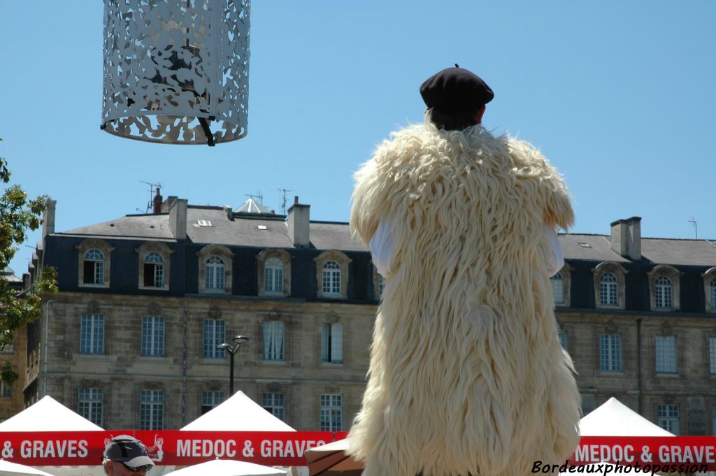 La pelisse, en peau de mouton, était portée par les bergers en hiver comme en été. Ne pas oublier le béret !