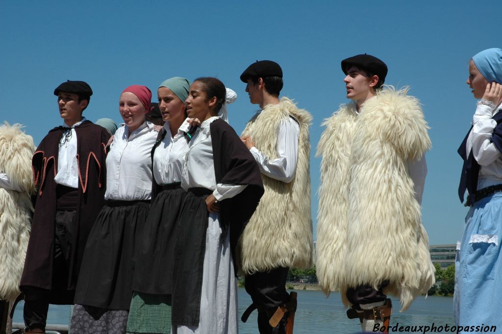 Le groupe folklorique Esssor ne fait pas que danser. Il interprète aussi les chants traditionnels landais.