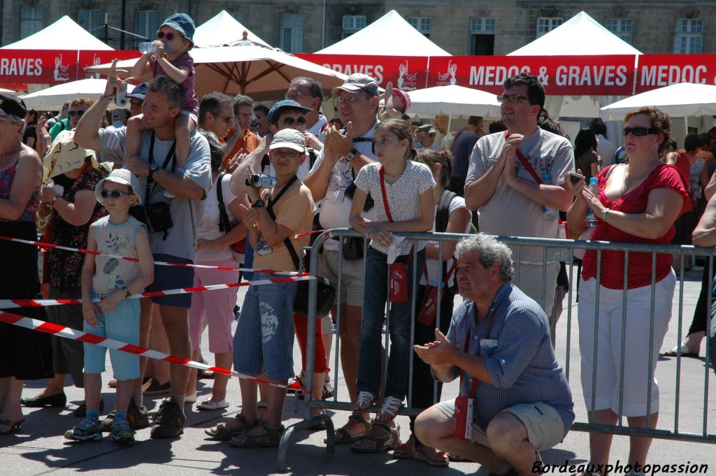 Le public apprécie la prestation des échassiers malgré les rayons mordants du soleil.