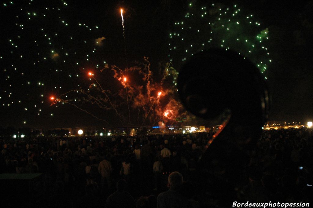 Jeudi 26 juin, c'est l'hiver avec des fusées qui rappellent Noël, le passage à la nouvelle année et Carnaval.
