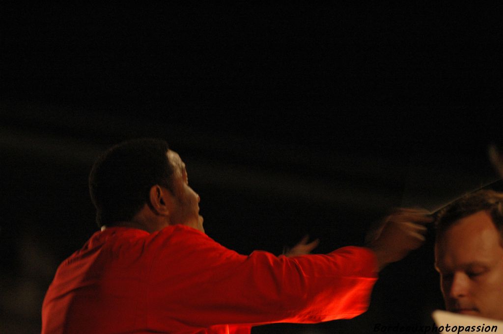 A l'occasion du concert d'ouverture donné par l'orchestre national de Bordeaux Aquitaine, le chef d'orchestre Kwamé Ryan semble avoir trouvé un chanteur pas très attentif. Un coup de baguette sur la tête pour le rappeler à l'ordre.