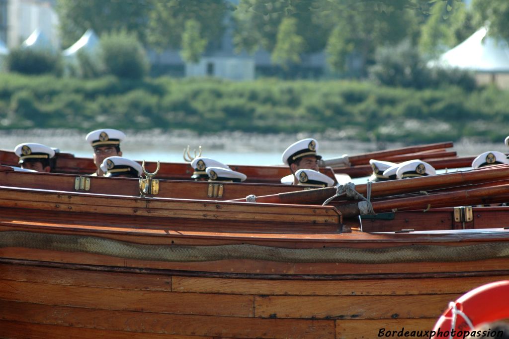 Non les officiers du Cuauhtémoc ne sont  pas tombés à l'eau depuis leur canot de sauvetage. Ils attendent patiemment le début de la cérémonie officielle de l'appareillage de leur navire.