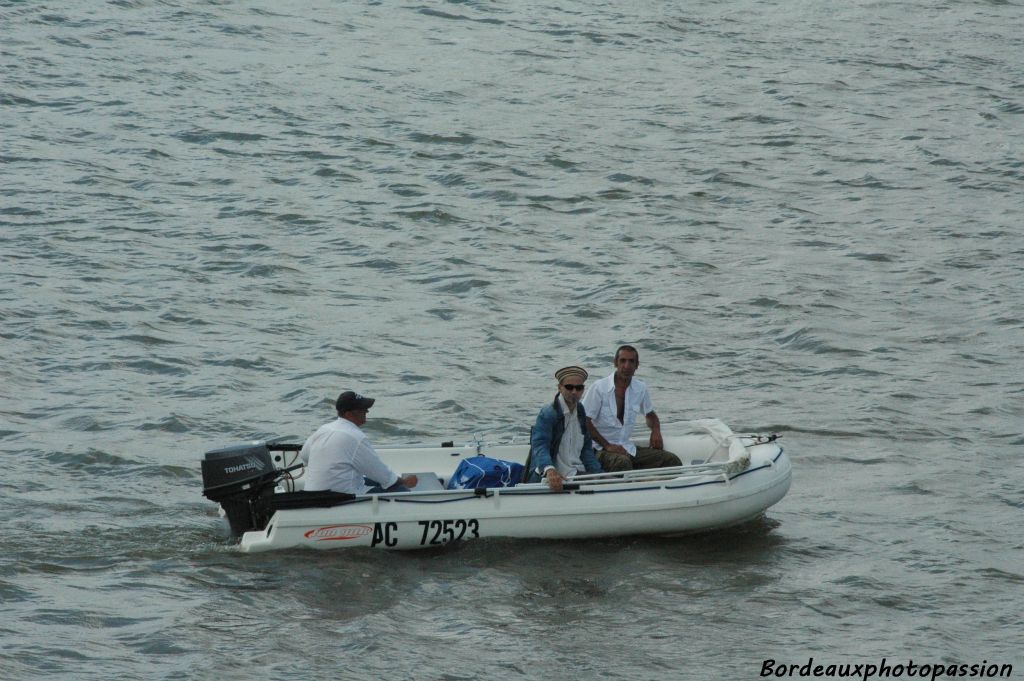 Après avoir nagé la distance de 1,7 km dans la Garonne à l'occasion de la traversée de Bordeaux à la nage, Yves Simone a repris sa coiffe de guide et un bateau. Préparait-il une nouvelle émission ou bien venait-il constater que sur la Garonne on va plus vite en bateau qu'à la nage ?