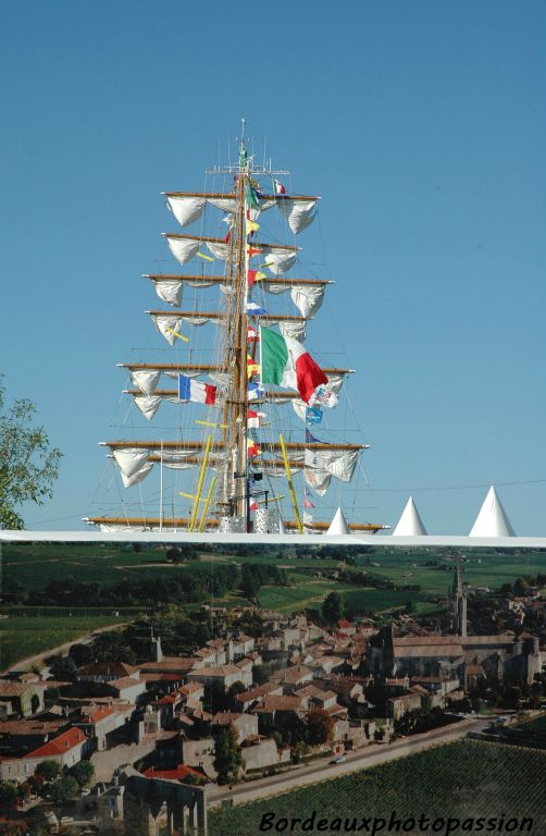 Le Cuauhtémoc aurait-il déserté un instant les quais bordelais pour aller visiter Saint-Émilion ?