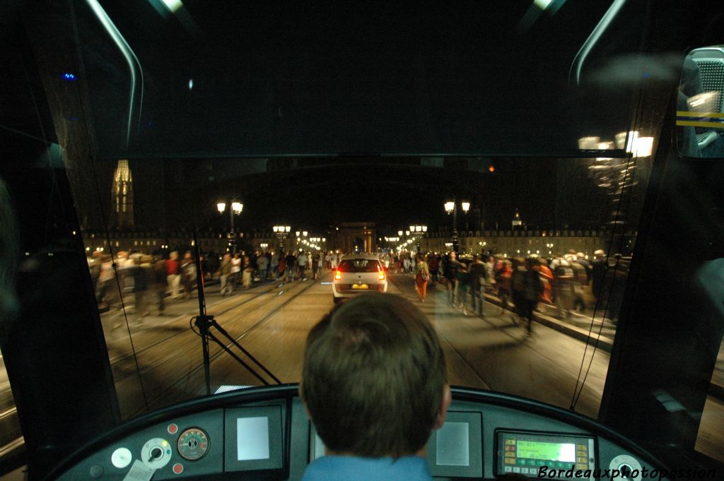 Le vendredi soir, juste apès la fin du feu d'artifice, une voiture, feux de détresse allumés, a dû précéder le premier tramway désirant franchir le pont de pierre, afin de dégager le passage. Comme quoi voiture et tramway peuvent parfois faire bon ménage !