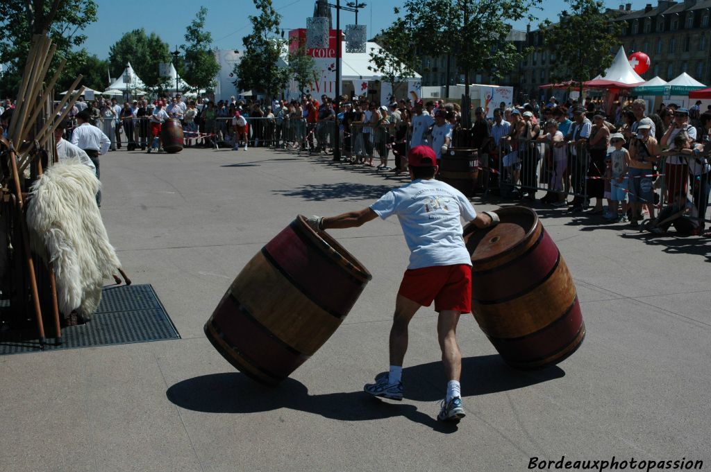 Les rouleurs vont effectuer des prouesses devant des spectateurs d'abord amusés puis admiratifs.