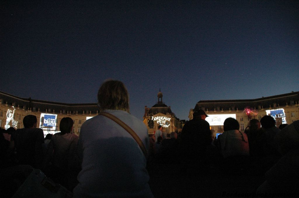 Place de la Bourse, le vendredi, samedi et dimanche, juste avant le feu d'artifice, un spectacle son et lumière a été projeté sur les 4000 mètres carrés de la façade royale.