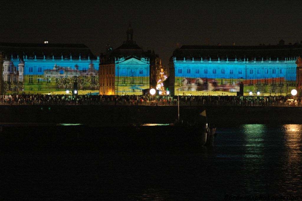 Les plus grands châteaux défilent sur la façade.