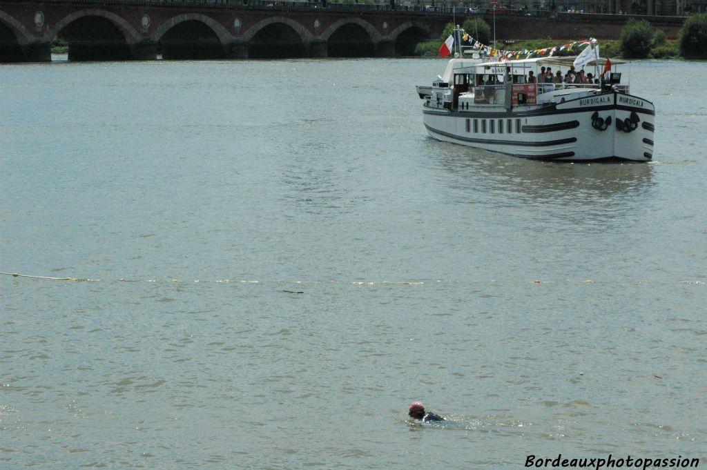 Le pont de pierre n'est pas très loin. C'est donc l'arrivée.