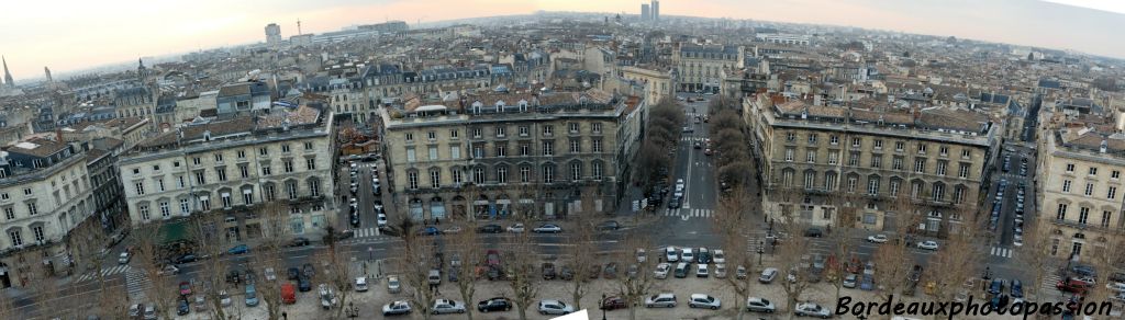 Vue panoramique donnant sur la place Tourny et le marché de Noël.