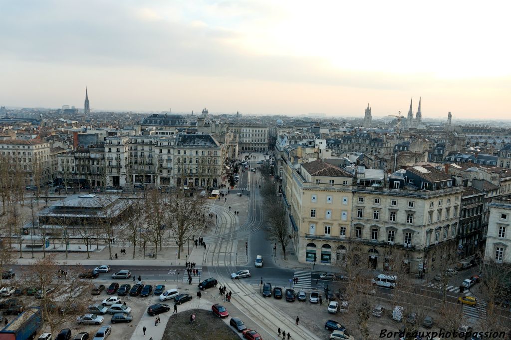 Pour admirer Bordeaux, rien de vaut une balade à travers ses rues si possible sous un léger soleil. Mais si vous avez la chance de pouvoir vous élever, alors les rues, les bâtiments, les places, tout devient différent.