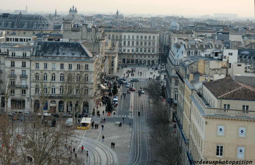 Il est possible d'admirer en même temps la Grosse Cloche, le Grand Théâtre, la place de la Comédie ainsi que celle des Quinconces.