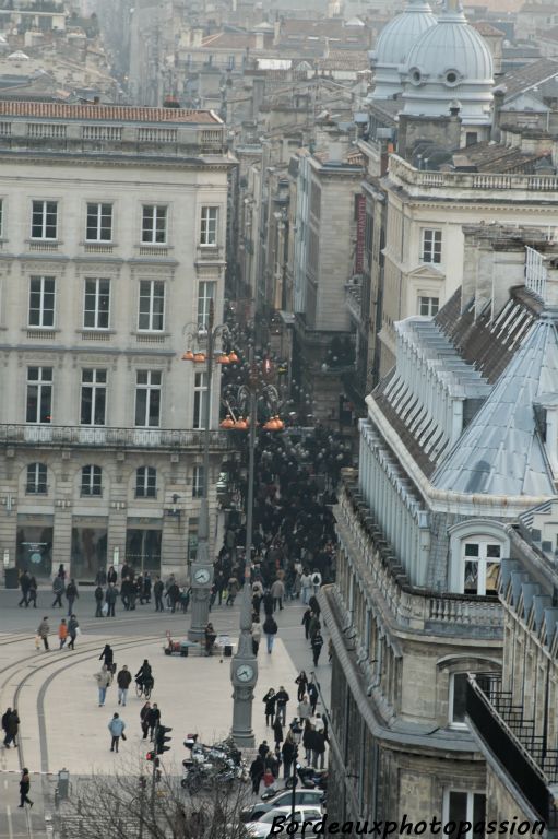 La veille de Noël, l'extrémité de la plus longue rue commerçante de France, la rue Sainte-Catherine, est noire de monde.