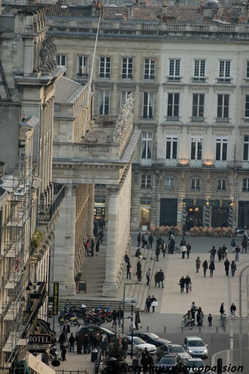 Les douze colonnes  qui ornent la façade du Grand Théâtre paraissent alignées comme des militaires dans une revue. Il en est de même des 12 statues au-dessus.