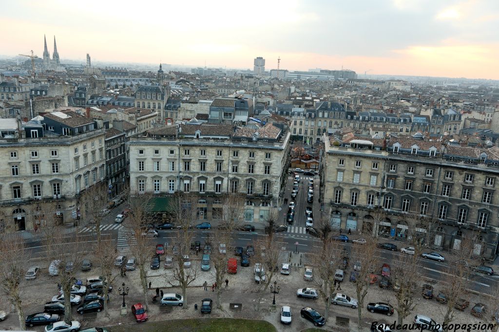 La plupart des immeubles de Bordeaux sont recouverts de tuiles. Certains plus anciens, comme ceux du côté pair des allées Tourny sont d'ardoise.