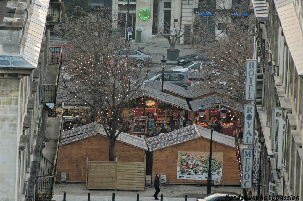 Vue plongeante sur le marché de Noël des allées de Tourny.