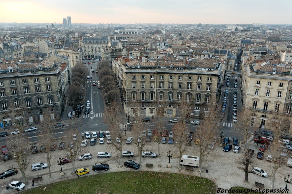 A l'ouest, la ville s'étale. Seules les tours de la cité administrative dominent.