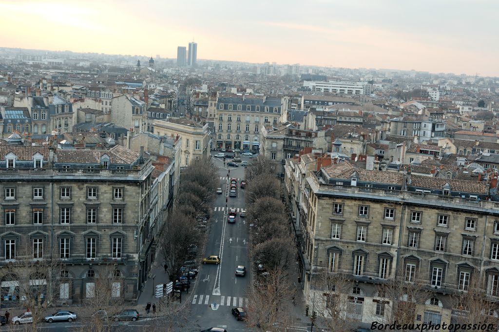 Le cours de Tounon relie la place des Quinconces à la place Tourny.