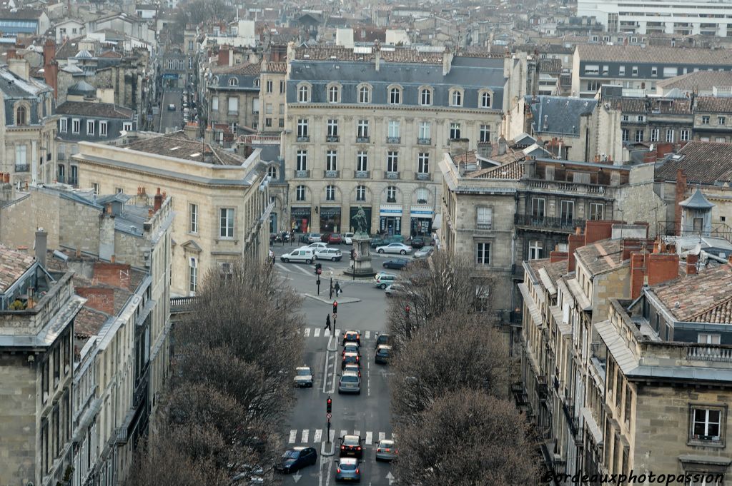A gauche, sur la place Tourny, l'ancien hôtel Meyer (1797) et sa forme triangulaire.