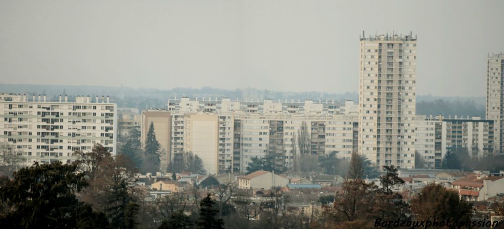 La hauteur de ses bâtiments contraste avec celle des immeubles du quartier des Chartrons.