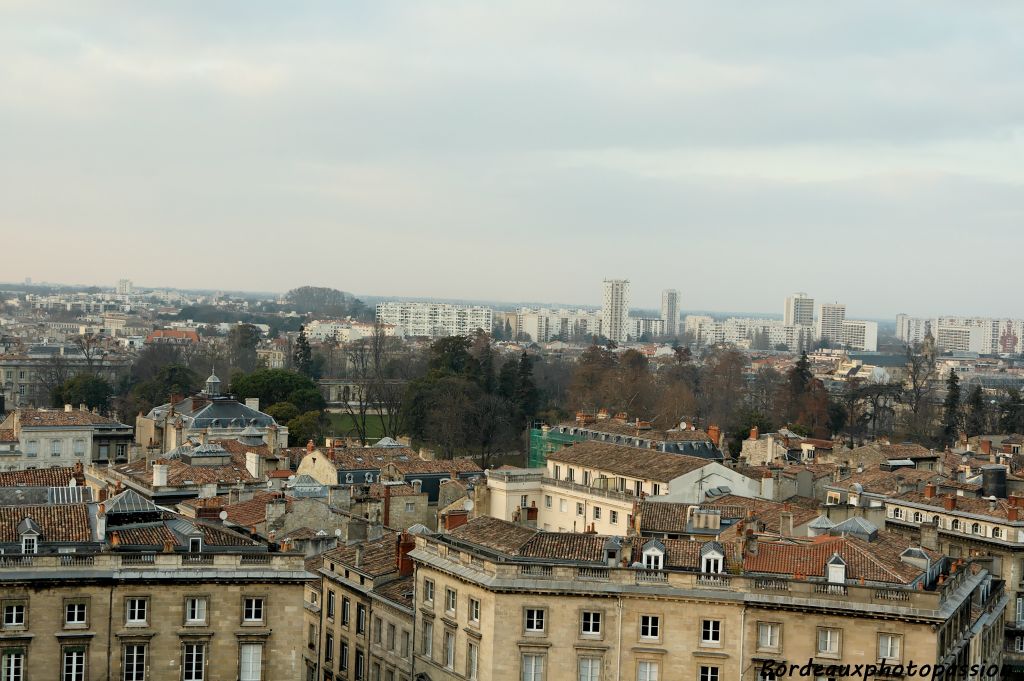 Le Jardin Public a été créé en 1746 par l'intendant Tourny sur des dessins de Jacques-Ange Gabriel. Le but initial était de réunir la ville aux quartiers de Saint Seurin et des Chartrons.