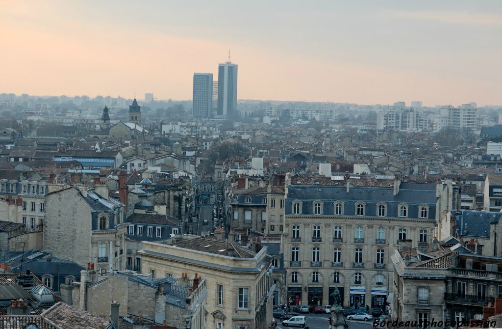 La basilique Saint Seurin classée par l'UNESCO et les 2 tours de la cité administrative avec ses 27 étages.