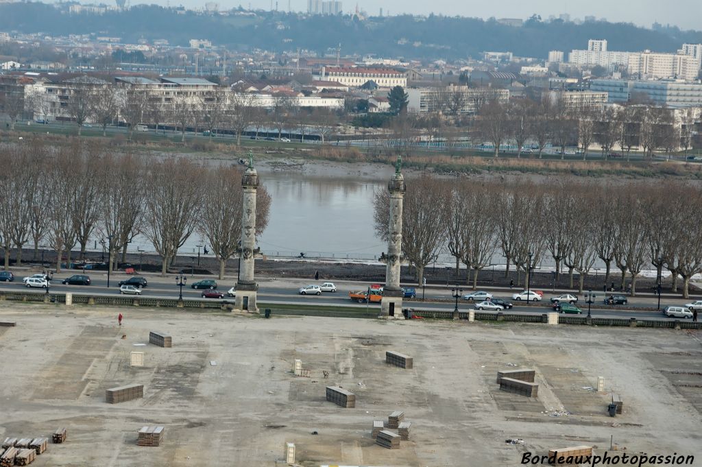 Cap vers la Garonne où notre regard est arrêté par les deux colonnes rostrales au bout de place des Quinconces.