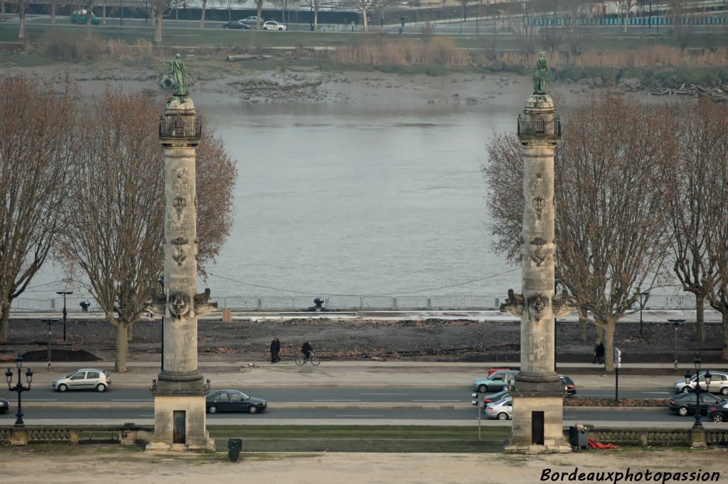 La statue de la Navigation à gauche et celle de Mercure, dieu du Commerce à droite, dominent le fleuve depuis 1828. Elles constatent inlassablement l'influence des marées sur les rives du fleuve pourtant à 100 kilomètres de l'océan.