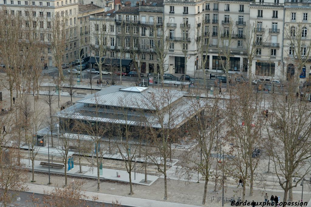 Tram et bus de la CUB (TBC). Les lignes B et C ont des arrêts aux Quinconces sauf les jours de grève...