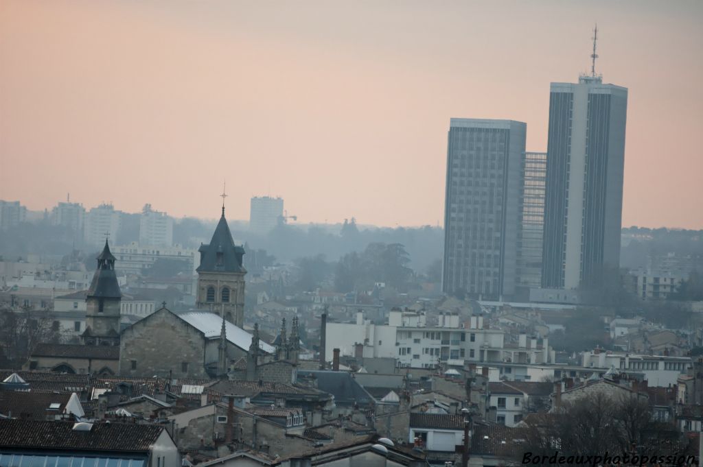 La basilique Saint Seurin et les 2 tours de la Cité administrative.