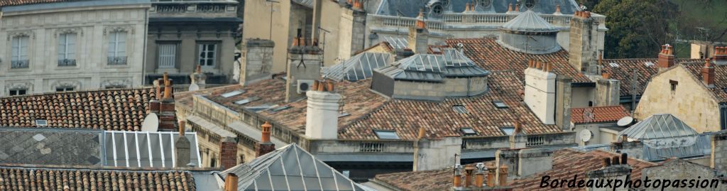 Les toits de tuiles et les puits de jour  sont nombreux mais le piéton bordelais ne peut pas les voir.