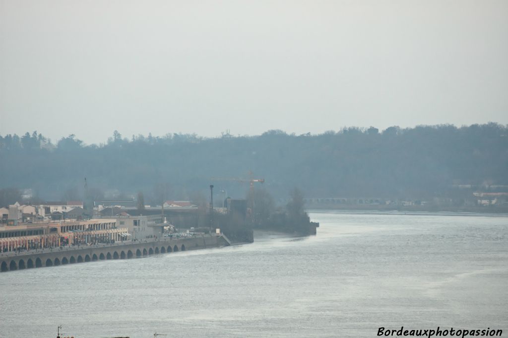 C'est au niveau où le fleuve change de direction que finissent les quais.