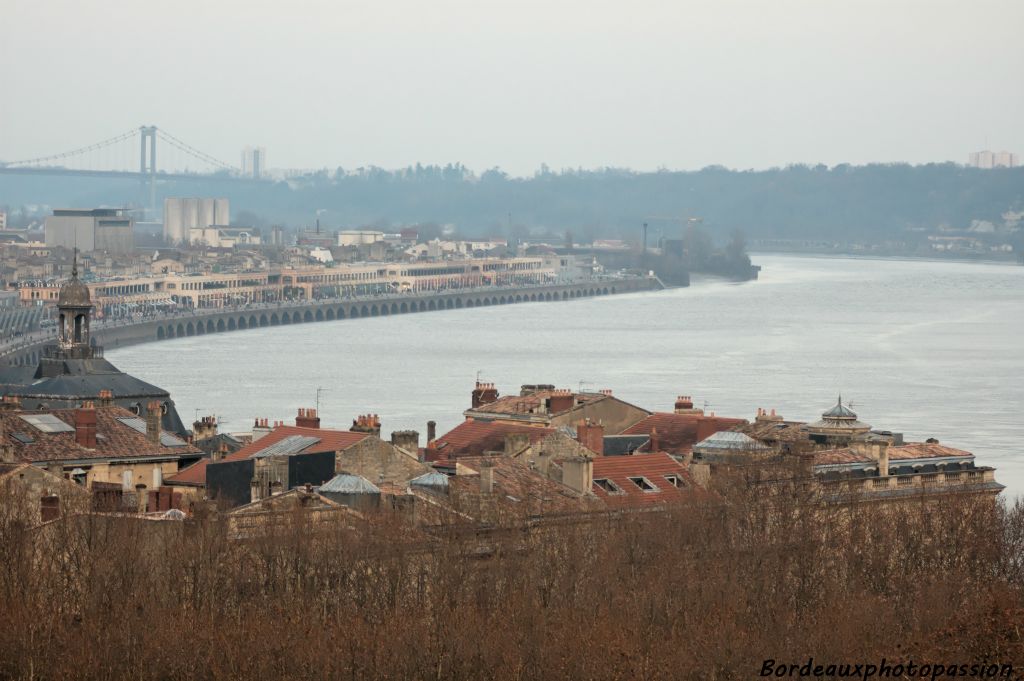 Les anciens hangars réhabilités en un ensemble de magasins appelé "Quai des marques".