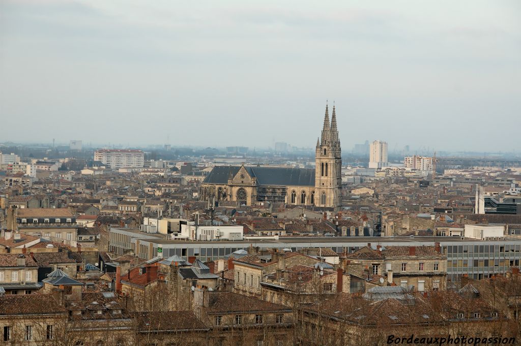 Des hôtels particuliers, des immeubles de pierre mais aussi beaucoup d'échoppes simples ou doubles... c'est le quartier des Chartrons d'où émerge l'église Saint Louis des Chartrons.