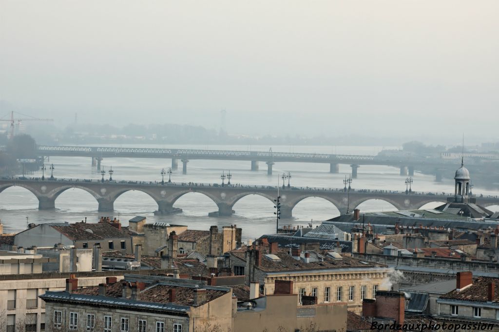 Il a fallu attendre 1822 pour que les Bordelais puissent franchir la Garonne autrement que par bateaux : le pont de Pierre puis la passerelle Eiffel en 1860 pour le train, le pont Saint Jean en 1965 et le pont d'Aquitaine en 1967.