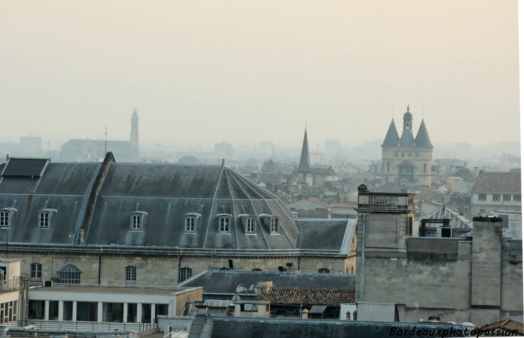 Il est rare de voir le toit du Grand Théâtre,  œuvre de l'architecte Victor Louis surtout quand il semble si proche de la Grosse Cloche, une des rares traces spectaculaires du Moyen Âge à Bordeaux.