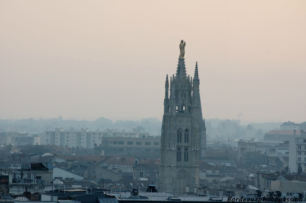 Notre Dame d'Aquitaine tout en haut de la tour Pey Berland à 60 m du sol.
