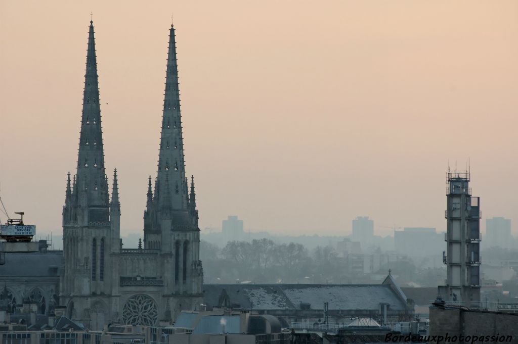 Les flèches au-dessus du portail nord de la catédrale Saint André sont bien plus hautes que l'ancienne tour du Gaz de Bordeaux.