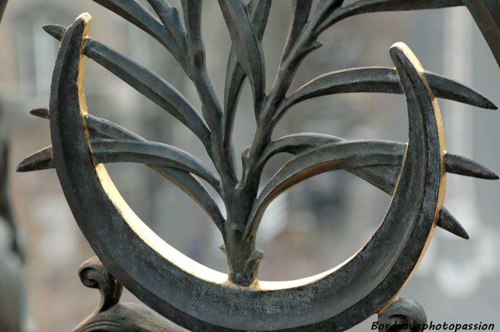 Pour ceux qui l'aurait pas encore deviné, ces photos ont été prises d'un point particulier. Voici un premier indice, le croisant de lune symbolisant la Garonne qui fait un méandre au niveau de la ville.