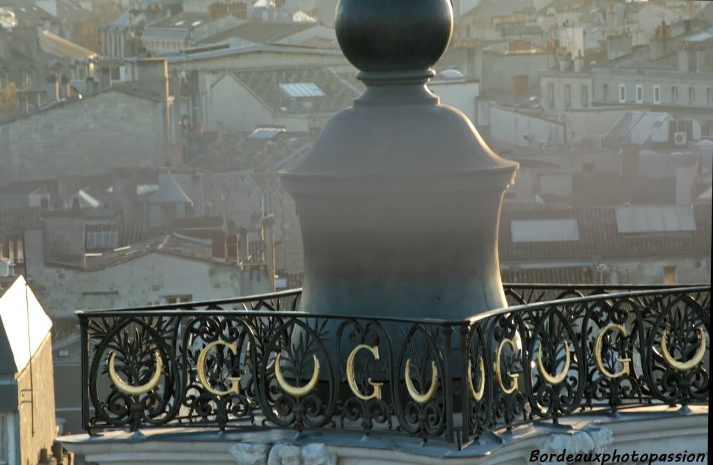 Troisième indice, il est situé à une quarantaine de mètres du sol.