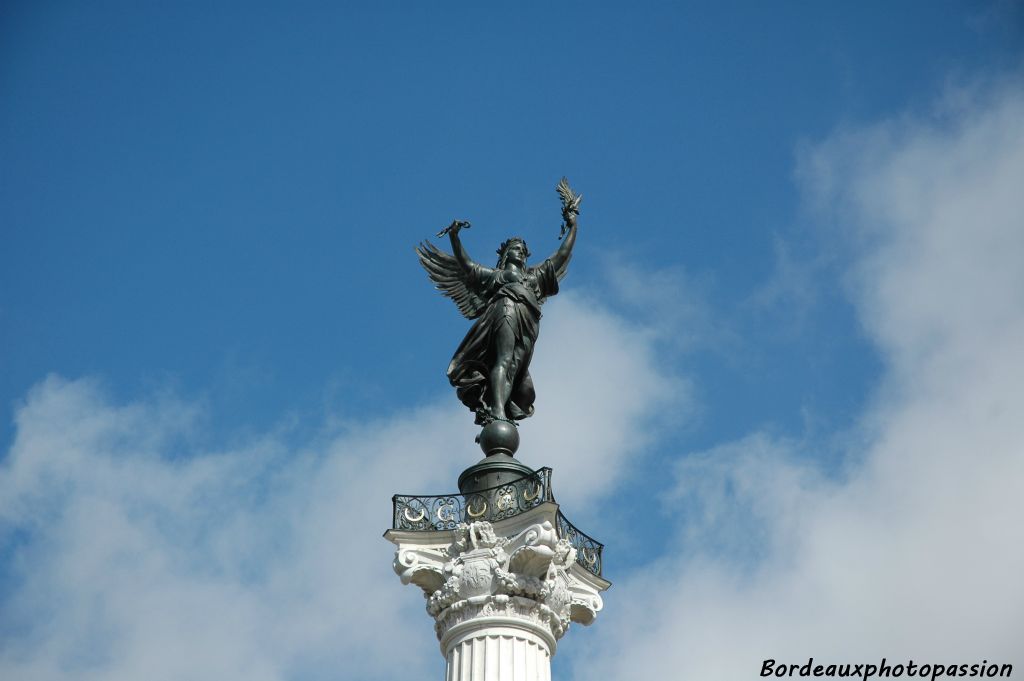 La République ailée a été restaurée en 2005. Si vous avez manqué ce reportage, replongez dans les photos de cette journée où la statue a repris sa place. A voir dans Bordeaux 2005, "La République ailée".