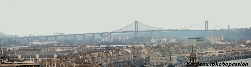 Vue panoramique  sur la Garonne et le pont d'Aquitaine.